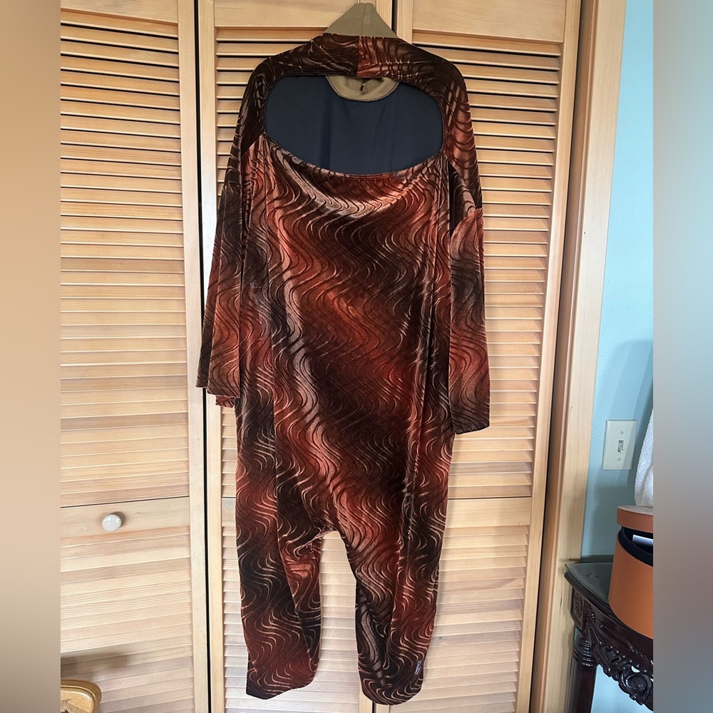 3234u - Velvet Wave-Pattern Jumpsuit in Rust and Brown - Picture 2 of 6
